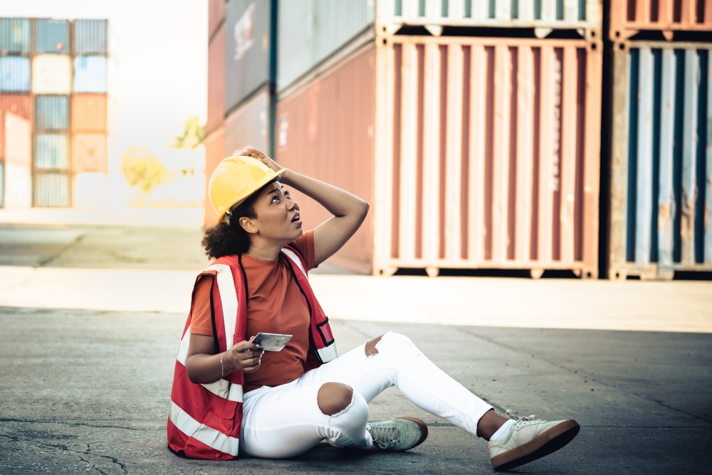 Cilët faktorë merren parasysh gjatë përcaktimit të përgjegjësisë pas një aksidenti ndërtimi në NYC të lidhur me motin?
